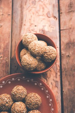 Tilgul Laddu veya Til Gul topu için makar sankranti, susam, ezilmiş fıstık ve jaggery kullanılarak yapılan bir sağlıklı besindir. bir kasede servis. seçici odak gösteren Ayrıntılar.