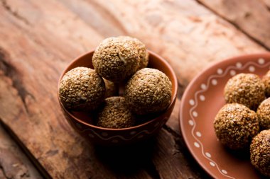 Tilgul Laddu veya Til Gul topu için makar sankranti, susam, ezilmiş fıstık ve jaggery kullanılarak yapılan bir sağlıklı besindir. bir kasede servis. seçici odak gösteren Ayrıntılar.