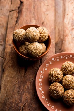 Tilgul Laddu veya Til Gul topu için makar sankranti, susam, ezilmiş fıstık ve jaggery kullanılarak yapılan bir sağlıklı besindir. bir kasede servis. seçici odak gösteren Ayrıntılar.