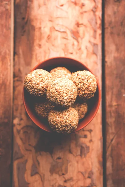 Tilgul Laddu veya Til Gul topu için makar sankranti, susam, ezilmiş fıstık ve jaggery kullanılarak yapılan bir sağlıklı besindir. bir kasede servis. seçici odak gösteren Ayrıntılar.