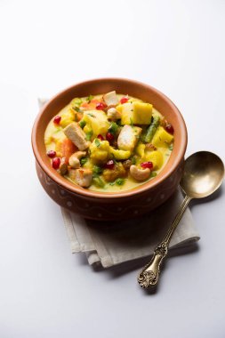 Navratan kavurma tam dokuz-gem köri karşılığıdır Hindistan'dan zengin, krem ve flavorful Mughlai yemektir. Meyve, sebze ve köri kadar yapmak fındık mücevherler. 