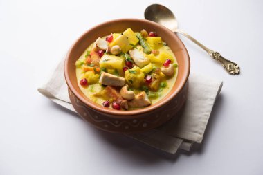 Navratan kavurma tam dokuz-gem köri karşılığıdır Hindistan'dan zengin, krem ve flavorful Mughlai yemektir. Meyve, sebze ve köri kadar yapmak fındık mücevherler. 