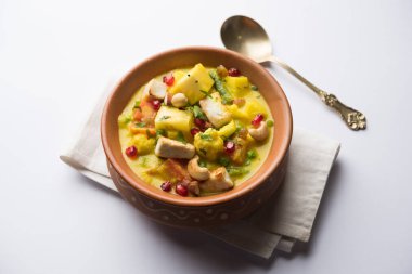 Navratan kavurma tam dokuz-gem köri karşılığıdır Hindistan'dan zengin, krem ve flavorful Mughlai yemektir. Meyve, sebze ve köri kadar yapmak fındık mücevherler. 