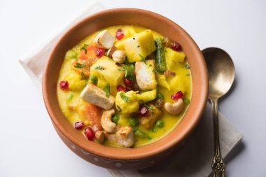 Navratan kavurma tam dokuz-gem köri karşılığıdır Hindistan'dan zengin, krem ve flavorful Mughlai yemektir. Meyve, sebze ve köri kadar yapmak fındık mücevherler. 