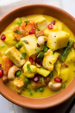 Navratan kavurma tam dokuz-gem köri karşılığıdır Hindistan'dan zengin, krem ve flavorful Mughlai yemektir. Meyve, sebze ve köri kadar yapmak fındık mücevherler. 