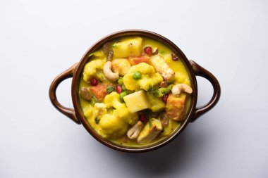 Navratan kavurma tam dokuz-gem köri karşılığıdır Hindistan'dan zengin, krem ve flavorful Mughlai yemektir. Meyve, sebze ve köri kadar yapmak fındık mücevherler. 