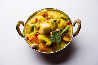 Navratan kavurma tam dokuz-gem köri karşılığıdır Hindistan'dan zengin, krem ve flavorful Mughlai yemektir. Meyve, sebze ve köri kadar yapmak fındık mücevherler. 