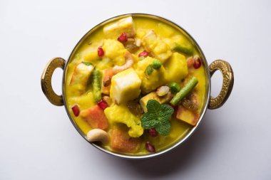 Navratan kavurma tam dokuz-gem köri karşılığıdır Hindistan'dan zengin, krem ve flavorful Mughlai yemektir. Meyve, sebze ve köri kadar yapmak fındık mücevherler. 