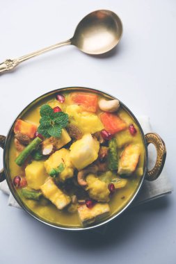 Navratan kavurma tam dokuz-gem köri karşılığıdır Hindistan'dan zengin, krem ve flavorful Mughlai yemektir. Meyve, sebze ve köri kadar yapmak fındık mücevherler. 