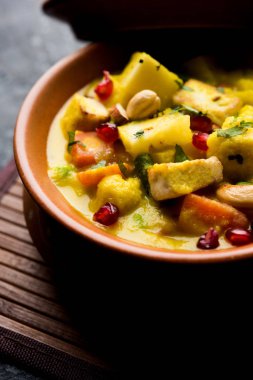 Navratan kavurma tam dokuz-gem köri karşılığıdır Hindistan'dan zengin, krem ve flavorful Mughlai yemektir. Meyve, sebze ve köri kadar yapmak fındık mücevherler. 