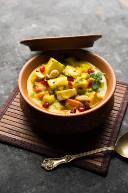 Navratan kavurma tam dokuz-gem köri karşılığıdır Hindistan'dan zengin, krem ve flavorful Mughlai yemektir. Meyve, sebze ve köri kadar yapmak fındık mücevherler. 