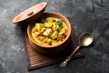 Navratan kavurma tam dokuz-gem köri karşılığıdır Hindistan'dan zengin, krem ve flavorful Mughlai yemektir. Meyve, sebze ve köri kadar yapmak fındık mücevherler. 