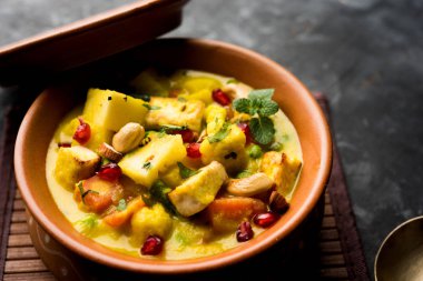 Navratan kavurma tam dokuz-gem köri karşılığıdır Hindistan'dan zengin, krem ve flavorful Mughlai yemektir. Meyve, sebze ve köri kadar yapmak fındık mücevherler. 