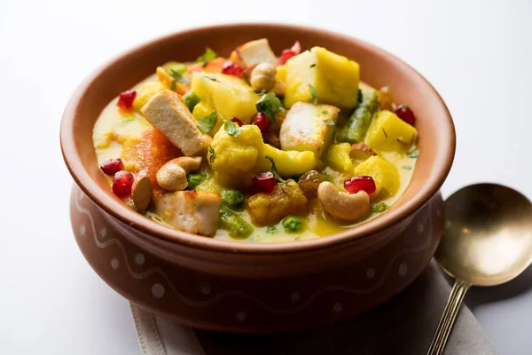 Navratan kavurma tam dokuz-gem köri karşılığıdır Hindistan'dan zengin, krem ve flavorful Mughlai yemektir. Meyve, sebze ve köri kadar yapmak fındık mücevherler. 