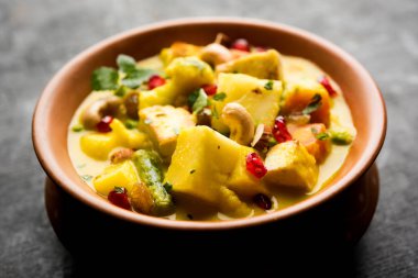 Navratan kavurma tam dokuz-gem köri karşılığıdır Hindistan'dan zengin, krem ve flavorful Mughlai yemektir. Meyve, sebze ve köri kadar yapmak fındık mücevherler. 