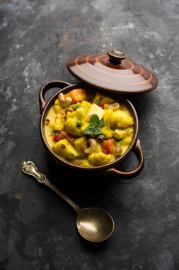 Navratan kavurma tam dokuz-gem köri karşılığıdır Hindistan'dan zengin, krem ve flavorful Mughlai yemektir. Meyve, sebze ve köri kadar yapmak fındık mücevherler. 