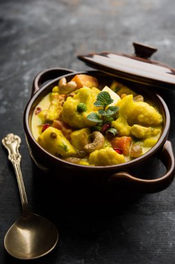 Navratan kavurma tam dokuz-gem köri karşılığıdır Hindistan'dan zengin, krem ve flavorful Mughlai yemektir. Meyve, sebze ve köri kadar yapmak fındık mücevherler. 