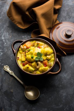 Navratan kavurma tam dokuz-gem köri karşılığıdır Hindistan'dan zengin, krem ve flavorful Mughlai yemektir. Meyve, sebze ve köri kadar yapmak fındık mücevherler. 