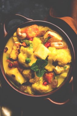 Navratan kavurma tam dokuz-gem köri karşılığıdır Hindistan'dan zengin, krem ve flavorful Mughlai yemektir. Meyve, sebze ve köri kadar yapmak fındık mücevherler. 