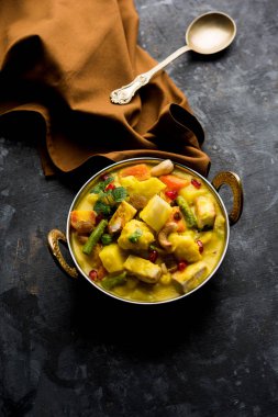 Navratan kavurma tam dokuz-gem köri karşılığıdır Hindistan'dan zengin, krem ve flavorful Mughlai yemektir. Meyve, sebze ve köri kadar yapmak fındık mücevherler. 