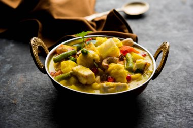 Navratan kavurma tam dokuz-gem köri karşılığıdır Hindistan'dan zengin, krem ve flavorful Mughlai yemektir. Meyve, sebze ve köri kadar yapmak fındık mücevherler. 