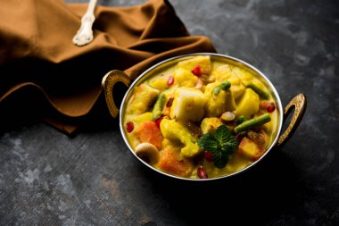 Navratan kavurma tam dokuz-gem köri karşılığıdır Hindistan'dan zengin, krem ve flavorful Mughlai yemektir. Meyve, sebze ve köri kadar yapmak fındık mücevherler. 
