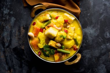 Navratan kavurma tam dokuz-gem köri karşılığıdır Hindistan'dan zengin, krem ve flavorful Mughlai yemektir. Meyve, sebze ve köri kadar yapmak fındık mücevherler. 