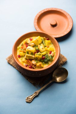 Navratan kavurma tam dokuz-gem köri karşılığıdır Hindistan'dan zengin, krem ve flavorful Mughlai yemektir. Meyve, sebze ve köri kadar yapmak fındık mücevherler. 