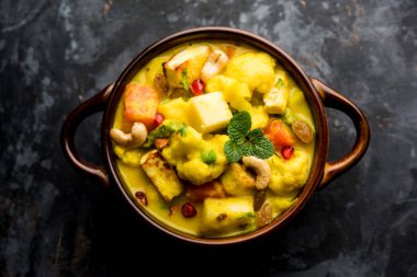 Navratan kavurma tam dokuz-gem köri karşılığıdır Hindistan'dan zengin, krem ve flavorful Mughlai yemektir. Meyve, sebze ve köri kadar yapmak fındık mücevherler. 