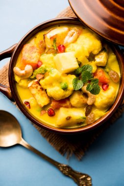 Navratan kavurma tam dokuz-gem köri karşılığıdır Hindistan'dan zengin, krem ve flavorful Mughlai yemektir. Meyve, sebze ve köri kadar yapmak fındık mücevherler. 