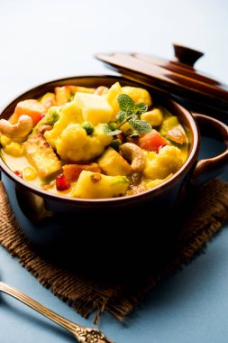 Navratan kavurma tam dokuz-gem köri karşılığıdır Hindistan'dan zengin, krem ve flavorful Mughlai yemektir. Meyve, sebze ve köri kadar yapmak fındık mücevherler. 