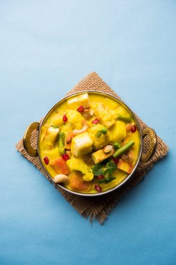 Navratan kavurma tam dokuz-gem köri karşılığıdır Hindistan'dan zengin, krem ve flavorful Mughlai yemektir. Meyve, sebze ve köri kadar yapmak fındık mücevherler. 