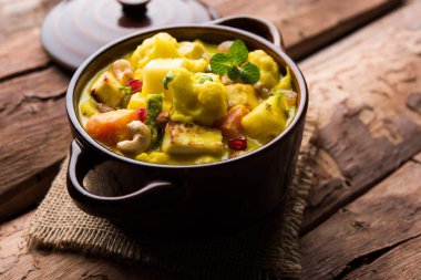 Navratan kavurma tam dokuz-gem köri karşılığıdır Hindistan'dan zengin, krem ve flavorful Mughlai yemektir. Meyve, sebze ve köri kadar yapmak fındık mücevherler. 