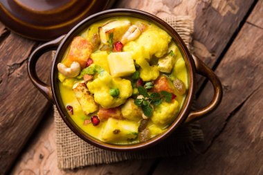 Navratan kavurma tam dokuz-gem köri karşılığıdır Hindistan'dan zengin, krem ve flavorful Mughlai yemektir. Meyve, sebze ve köri kadar yapmak fındık mücevherler. 