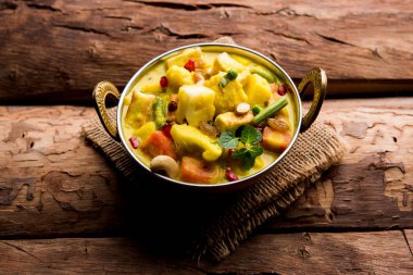 Navratan kavurma tam dokuz-gem köri karşılığıdır Hindistan'dan zengin, krem ve flavorful Mughlai yemektir. Meyve, sebze ve köri kadar yapmak fındık mücevherler. 