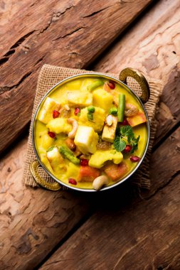Navratan kavurma tam dokuz-gem köri karşılığıdır Hindistan'dan zengin, krem ve flavorful Mughlai yemektir. Meyve, sebze ve köri kadar yapmak fındık mücevherler. 