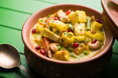 Navratan kavurma tam dokuz-gem köri karşılığıdır Hindistan'dan zengin, krem ve flavorful Mughlai yemektir. Meyve, sebze ve köri kadar yapmak fındık mücevherler. 