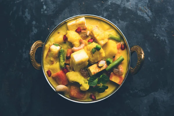 纳夫拉坦科尔马是一个丰富的 奶油和美味的 Mughlai 菜从印度 字面上翻译为9宝石咖喱 宝石是构成咖喱的水果 蔬菜和坚果 — 图库照片
