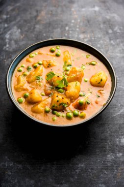 Hint Aloo Mutter köri - patates ve bezelye bir soğan domates et suyu dalmış ve kişniş yaprakları ile süslenmiş. Bir Karahi/kadhai veya pan veya kase servis. seçici odak