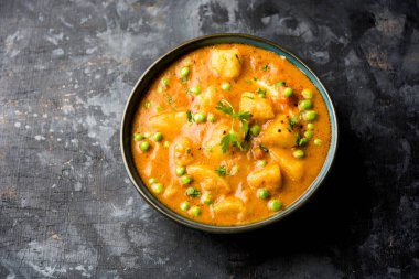 Hint Aloo Mutter köri - patates ve bezelye bir soğan domates et suyu dalmış ve kişniş yaprakları ile süslenmiş. Bir Karahi/kadhai veya pan veya kase servis. seçici odak