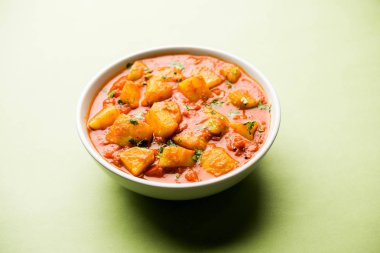 Hint Aloo Mutter köri - patates ve bezelye bir soğan domates et suyu dalmış ve kişniş yaprakları ile süslenmiş. Bir Karahi/kadhai veya pan veya kase servis. seçici odak