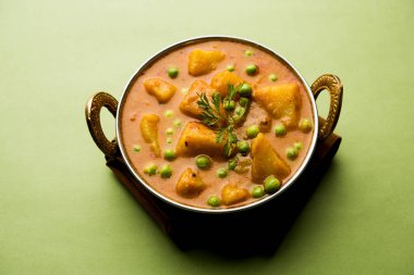 Hint Aloo Mutter köri - patates ve bezelye bir soğan domates et suyu dalmış ve kişniş yaprakları ile süslenmiş. Bir Karahi/kadhai veya pan veya kase servis. seçici odak