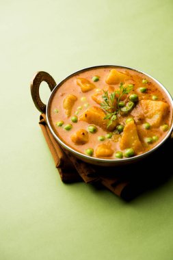 Hint Aloo Mutter köri - patates ve bezelye bir soğan domates et suyu dalmış ve kişniş yaprakları ile süslenmiş. Bir Karahi/kadhai veya pan veya kase servis. seçici odak