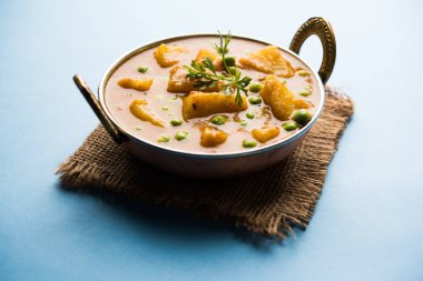 Hint Aloo Mutter köri - patates ve bezelye bir soğan domates et suyu dalmış ve kişniş yaprakları ile süslenmiş. Bir Karahi/kadhai veya pan veya kase servis. seçici odak