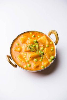 Hint Aloo Mutter köri - patates ve bezelye bir soğan domates et suyu dalmış ve kişniş yaprakları ile süslenmiş. Bir Karahi/kadhai veya pan veya kase servis. seçici odak