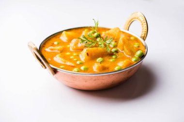 Hint Aloo Mutter köri - patates ve bezelye bir soğan domates et suyu dalmış ve kişniş yaprakları ile süslenmiş. Bir Karahi/kadhai veya pan veya kase servis. seçici odak