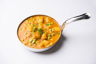 Hint Aloo Mutter köri - patates ve bezelye bir soğan domates et suyu dalmış ve kişniş yaprakları ile süslenmiş. Bir Karahi/kadhai veya pan veya kase servis. seçici odak