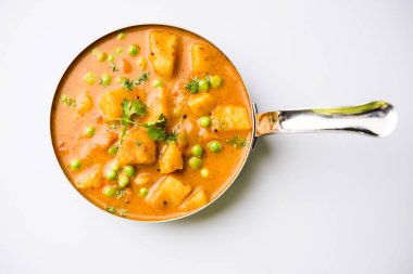Hint Aloo Mutter köri - patates ve bezelye bir soğan domates et suyu dalmış ve kişniş yaprakları ile süslenmiş. Bir Karahi/kadhai veya pan veya kase servis. seçici odak