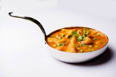 Hint Aloo Mutter köri - patates ve bezelye bir soğan domates et suyu dalmış ve kişniş yaprakları ile süslenmiş. Bir Karahi/kadhai veya pan veya kase servis. seçici odak