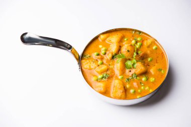 Hint Aloo Mutter köri - patates ve bezelye bir soğan domates et suyu dalmış ve kişniş yaprakları ile süslenmiş. Bir Karahi/kadhai veya pan veya kase servis. seçici odak